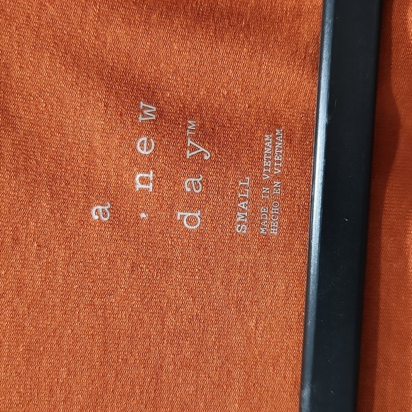 A ,new day t-shirt with a Vneck to the right - Picture 3 of 4